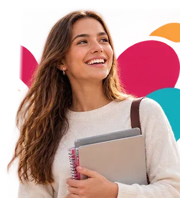 Joven adulta sonriendo con sus cuadernos