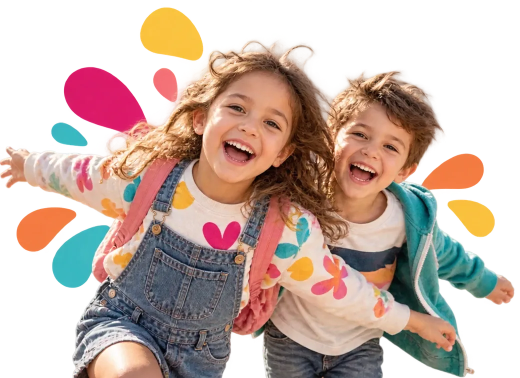 Niños pequeños jugando y riendo