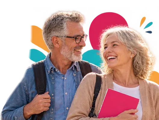 Pareja de adultos mayores sonriendo con sus cuadernos