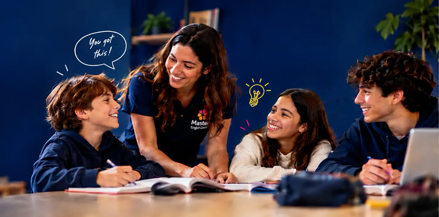 Una profesora de Master conversa en inglés con tres alumnos adolescentes alrededor de una mesa